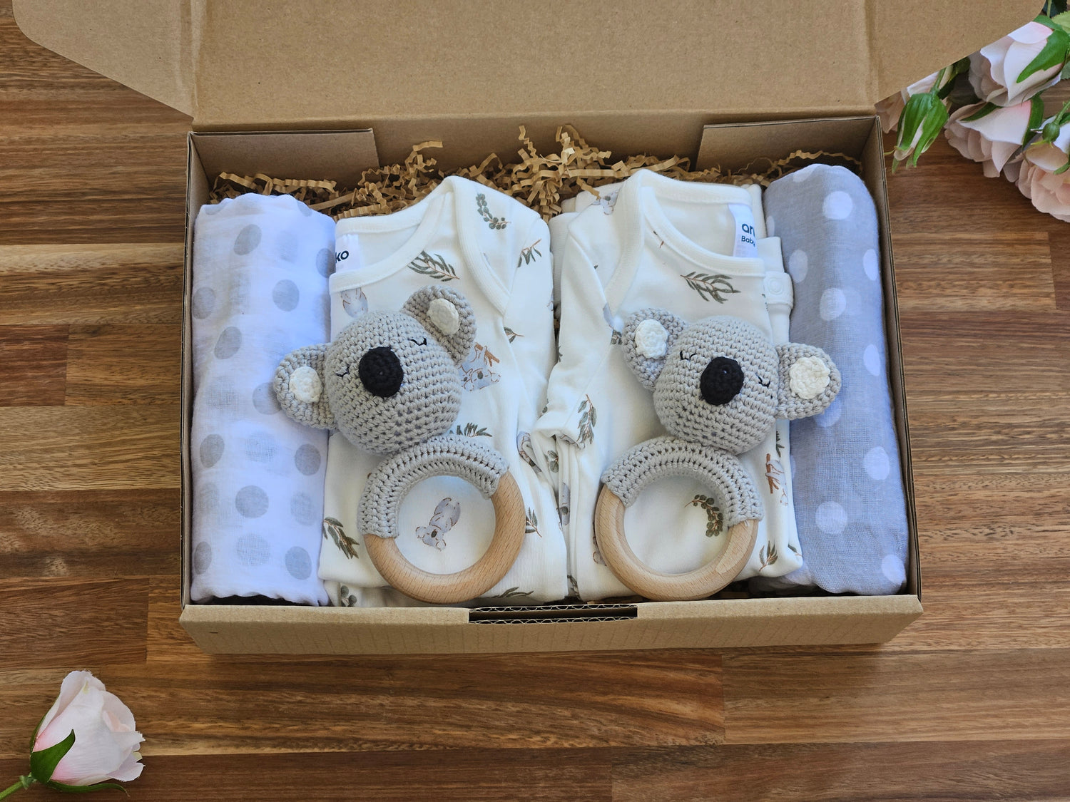 gift box includes 2 x Koala Rattle
2 x Koala Romper long sleeved ANKO - size 000 (0-3 Months)
2 x Koala Rolled top leggings ANKO - size 000 (0-3 months)
2 x Spotted Muslin wraps