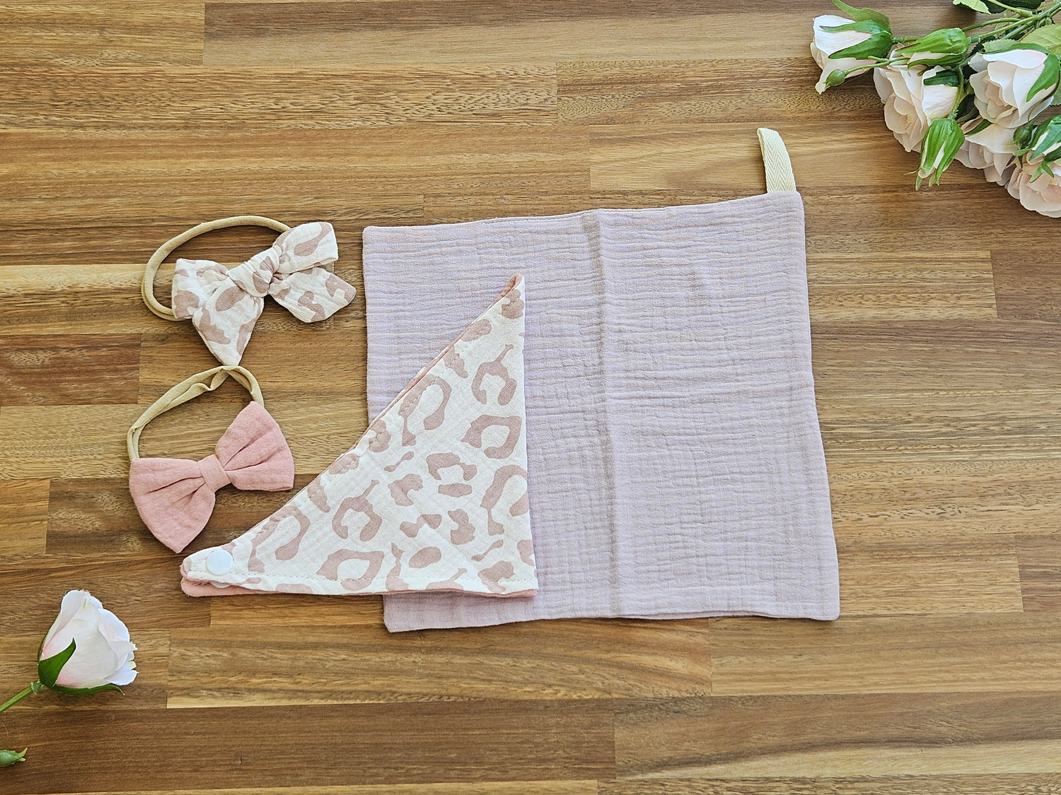 1 x Muslin Drool cloth
1 x Muslin Bandana Bib
2 x Muslin bow headbands